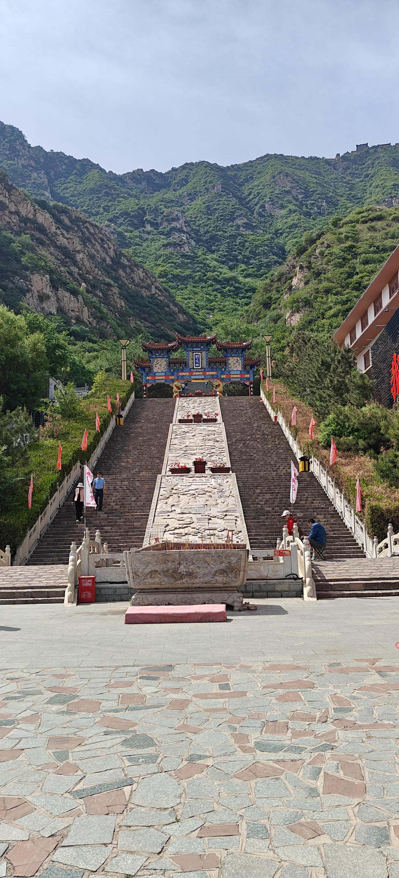 具有塞外小泰山之称的鸡鸣山。