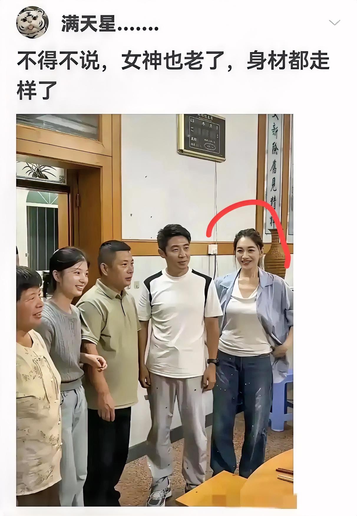 50岁的李小冉这无滤镜实拍状态真能打！
当年也是迷倒了万千少男少女！
宽松穿搭自