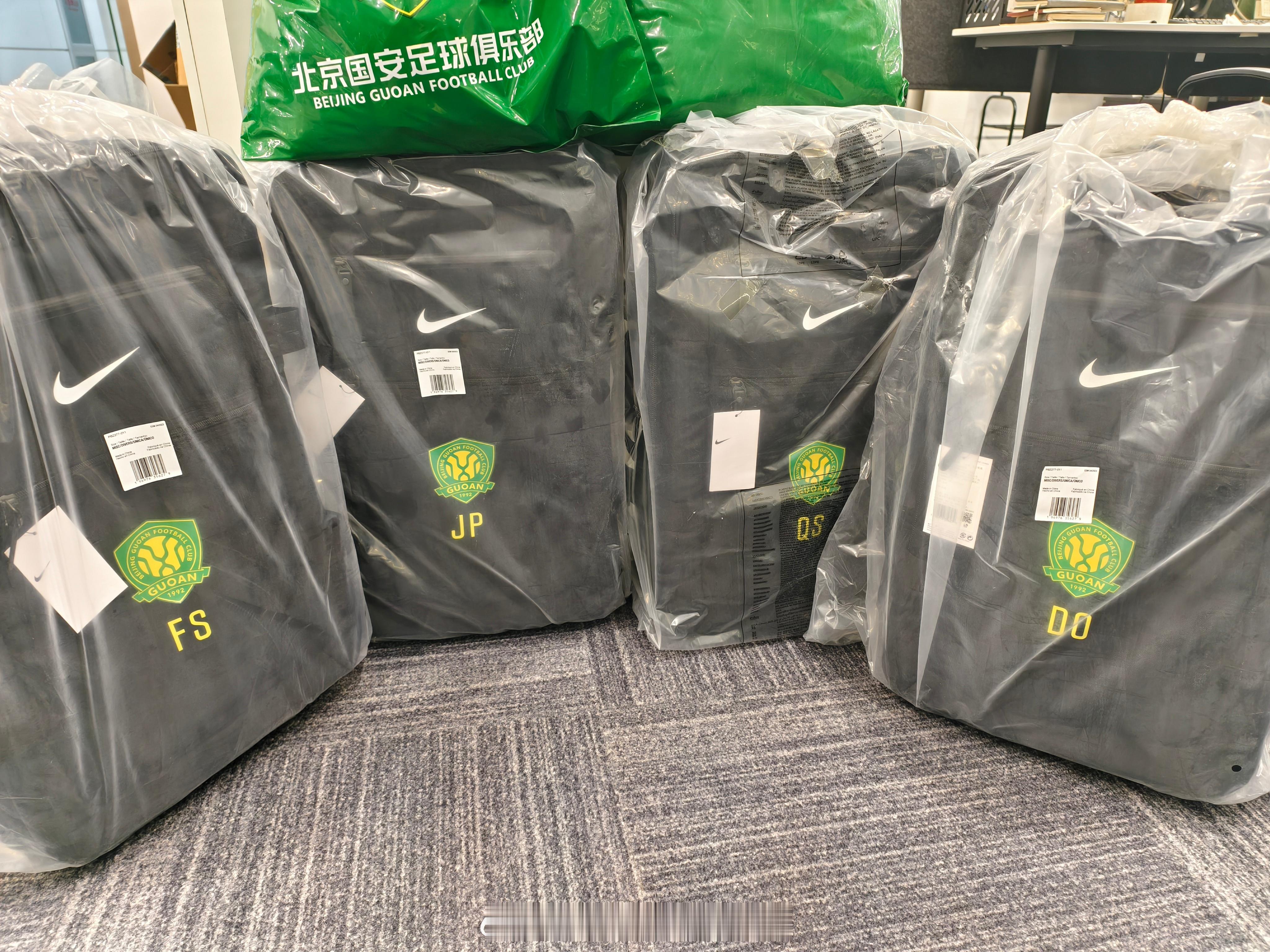 北京国安[超话] 兵马未动粮草先行，突然发现新主教练组4+1啦[收到] 应该是新