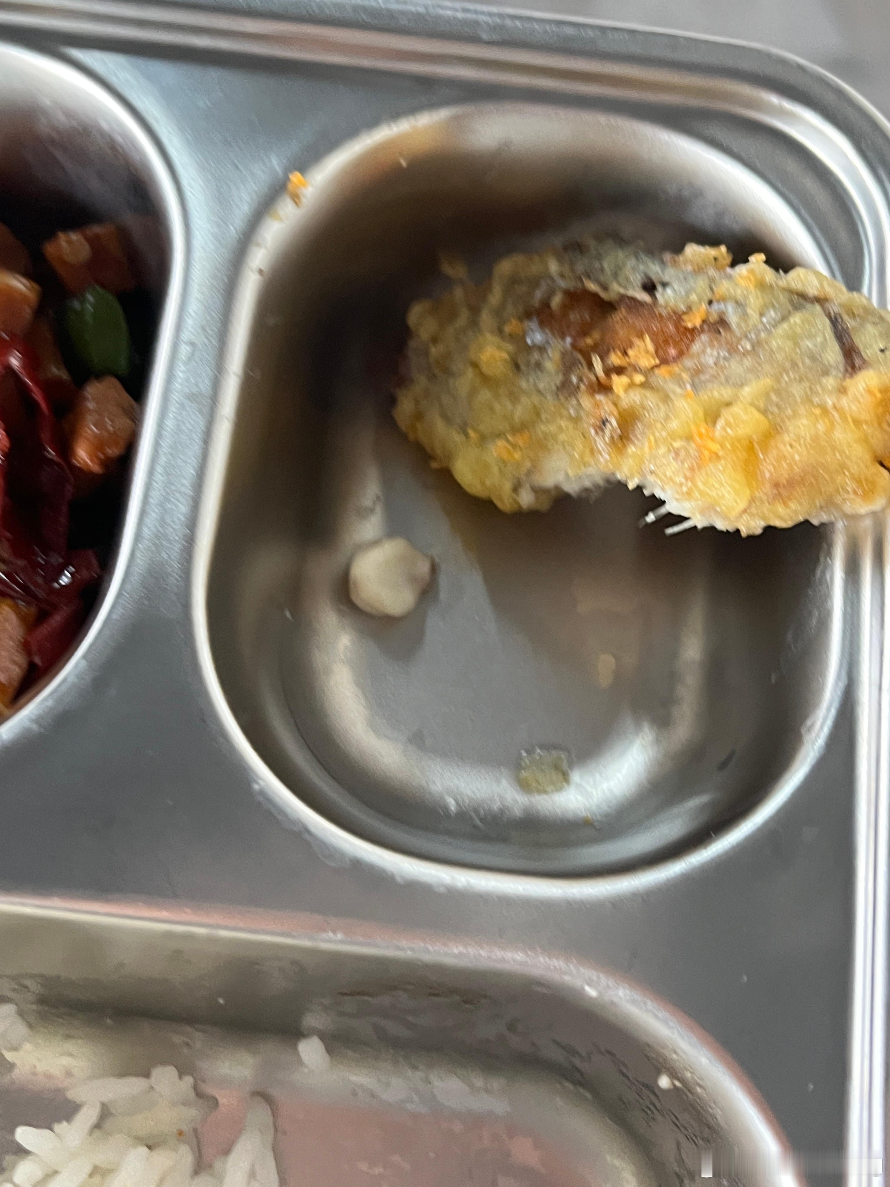 食堂阿姨跟我说这是带鱼的骨头（我后来搜了下好像确实），说我可能海鲜吃少了不咋见过