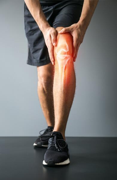 跑步或下楼时膝盖“咔哒”响，很多人都会感到担心，这到底正常吗？其实，膝盖发出“咔