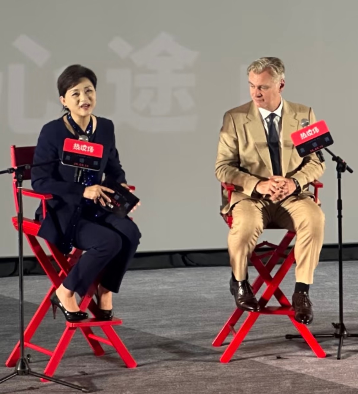 首映找的主持还是杨澜 