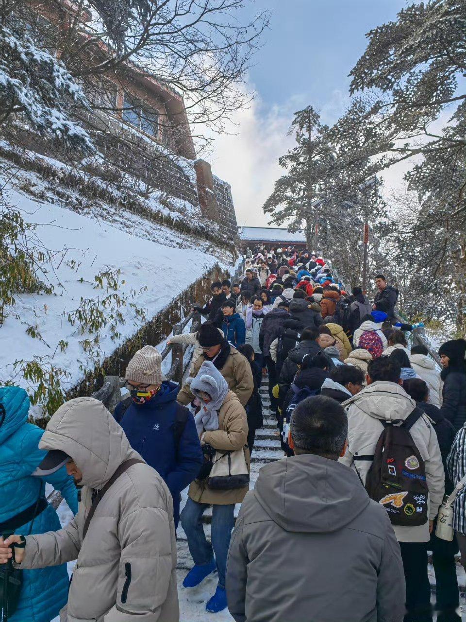 峨眉山上的游客  明天就过年了 你们都不回家吗 