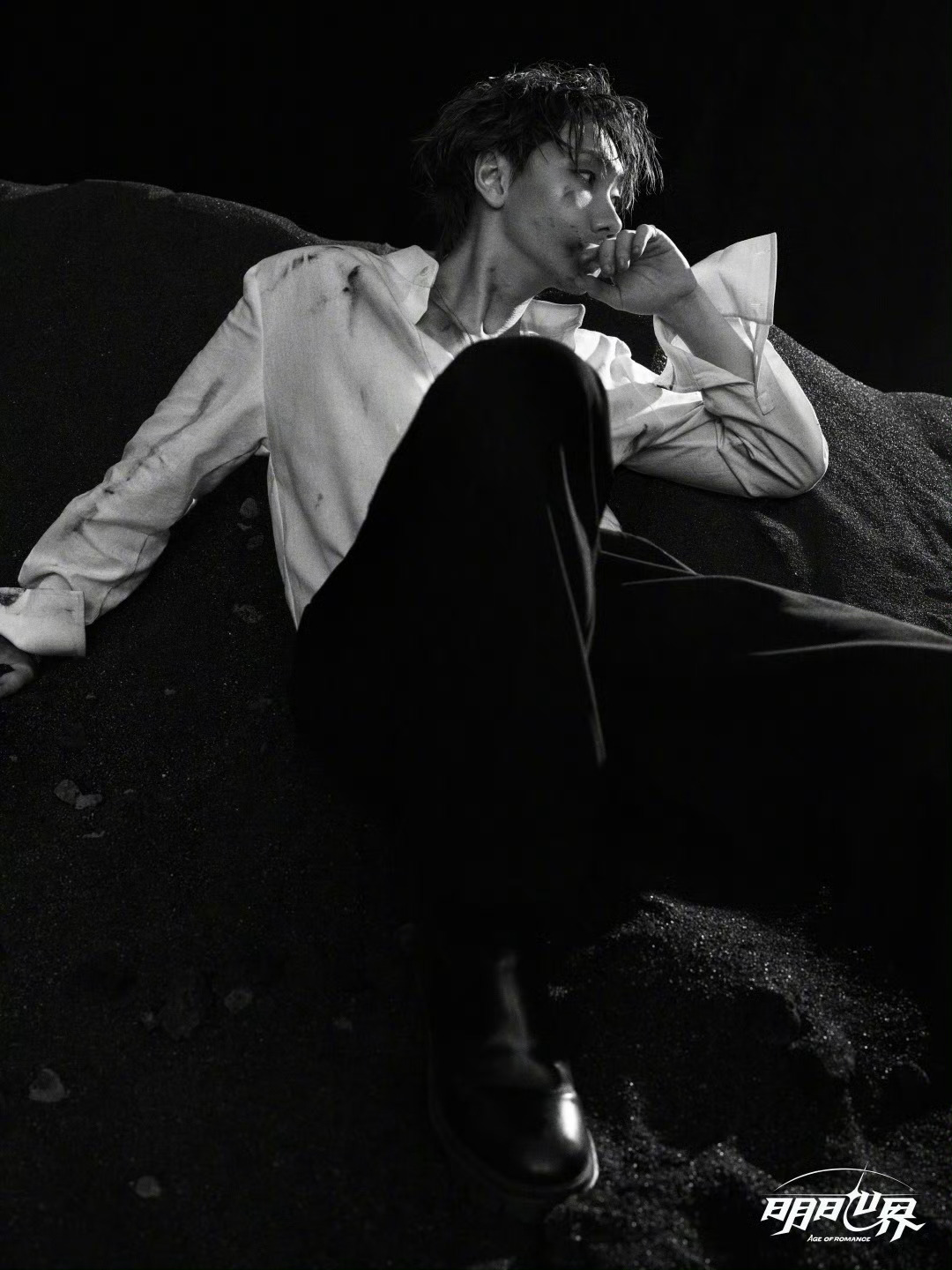 汪苏泷胡渣造型这海报居然是汪苏泷谁能想到这是胡渣废墟感直接颠覆印象，黑白海报高级