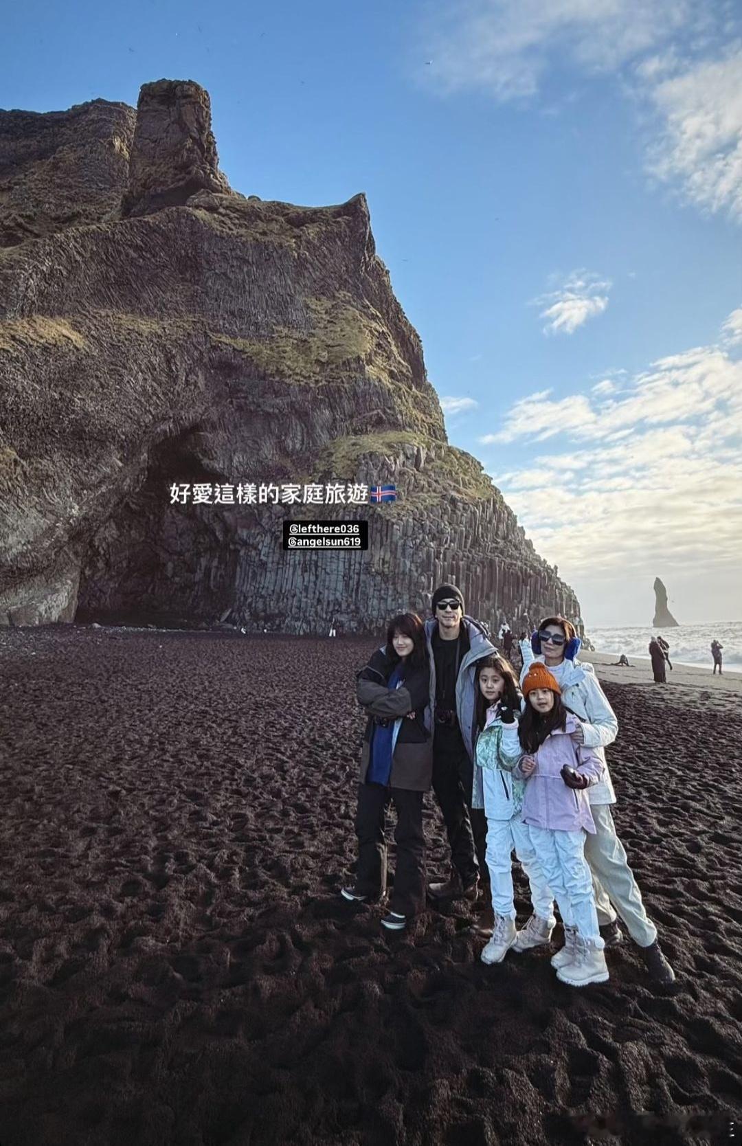#贾静雯一家冰岛看极光# 贾静雯带三个女儿冰岛度假，极光下与梧桐妹亲吻，短发造型