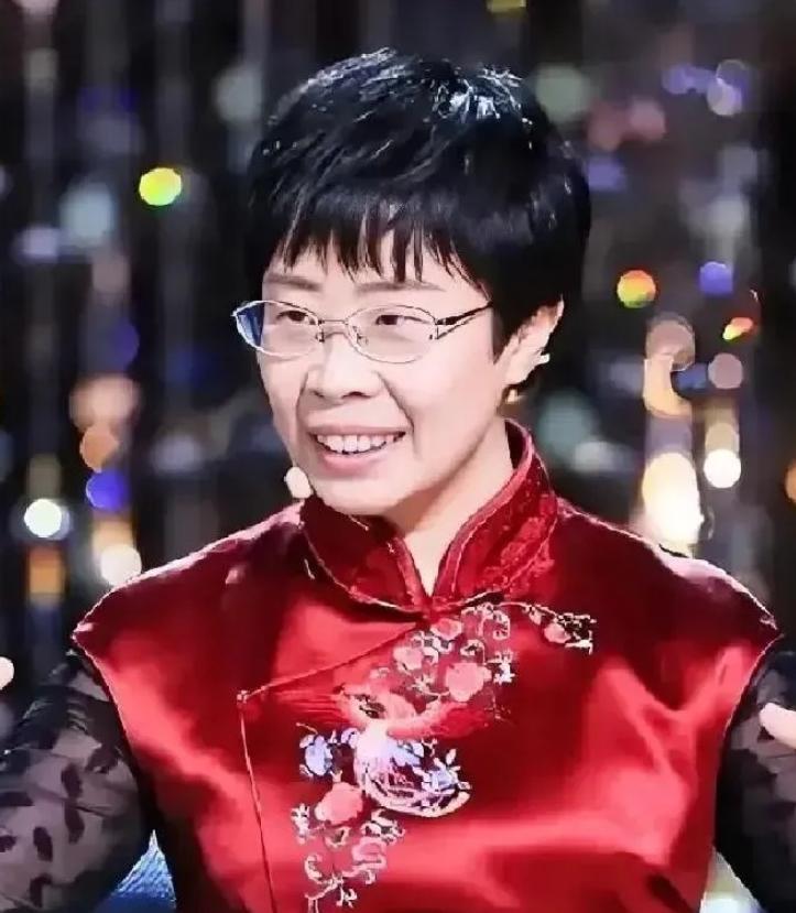 你敢信吗？那个在诗词大会上温温柔柔讲唐诗宋词的蒙曼，就因为聊了几句清朝，直接被推