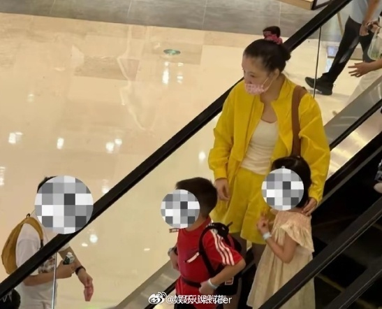 吴倩和女儿逛街偶遇吴倩和女儿逛街 ​​​ 4日，网友在武汉街头偶遇吴倩带女儿逛街