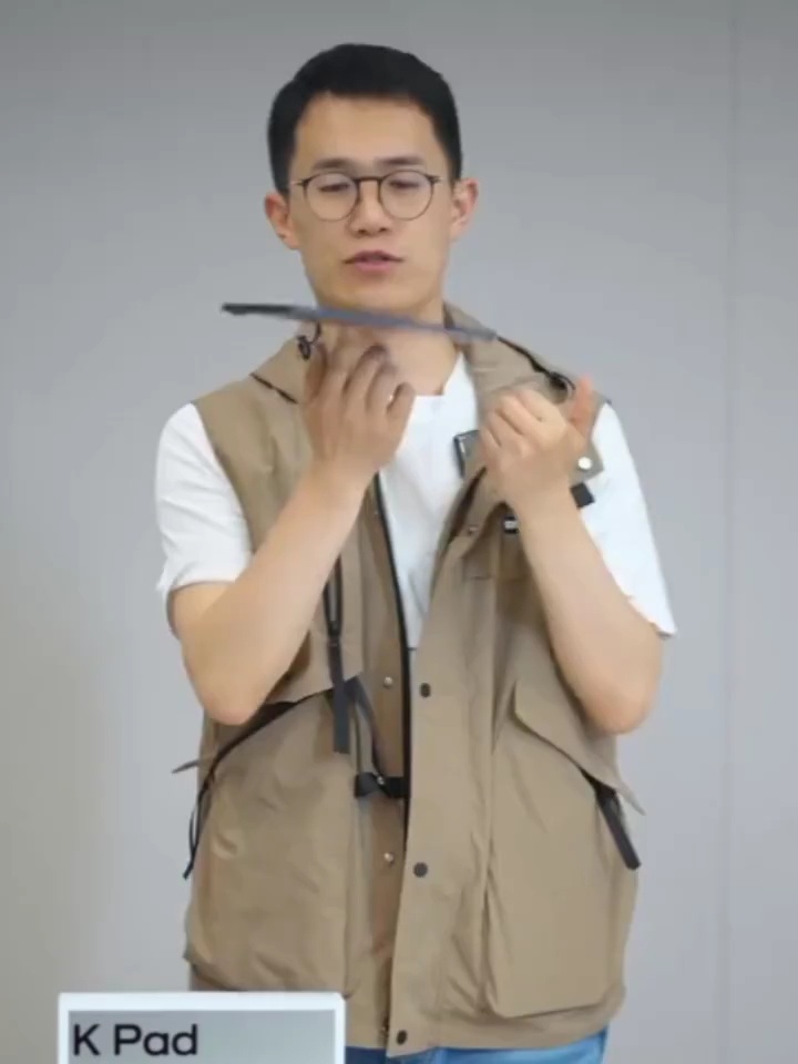 有请王腾给大家表演一个转平板。（演砸了）雷总：这绝对是来捣乱的 ​​​