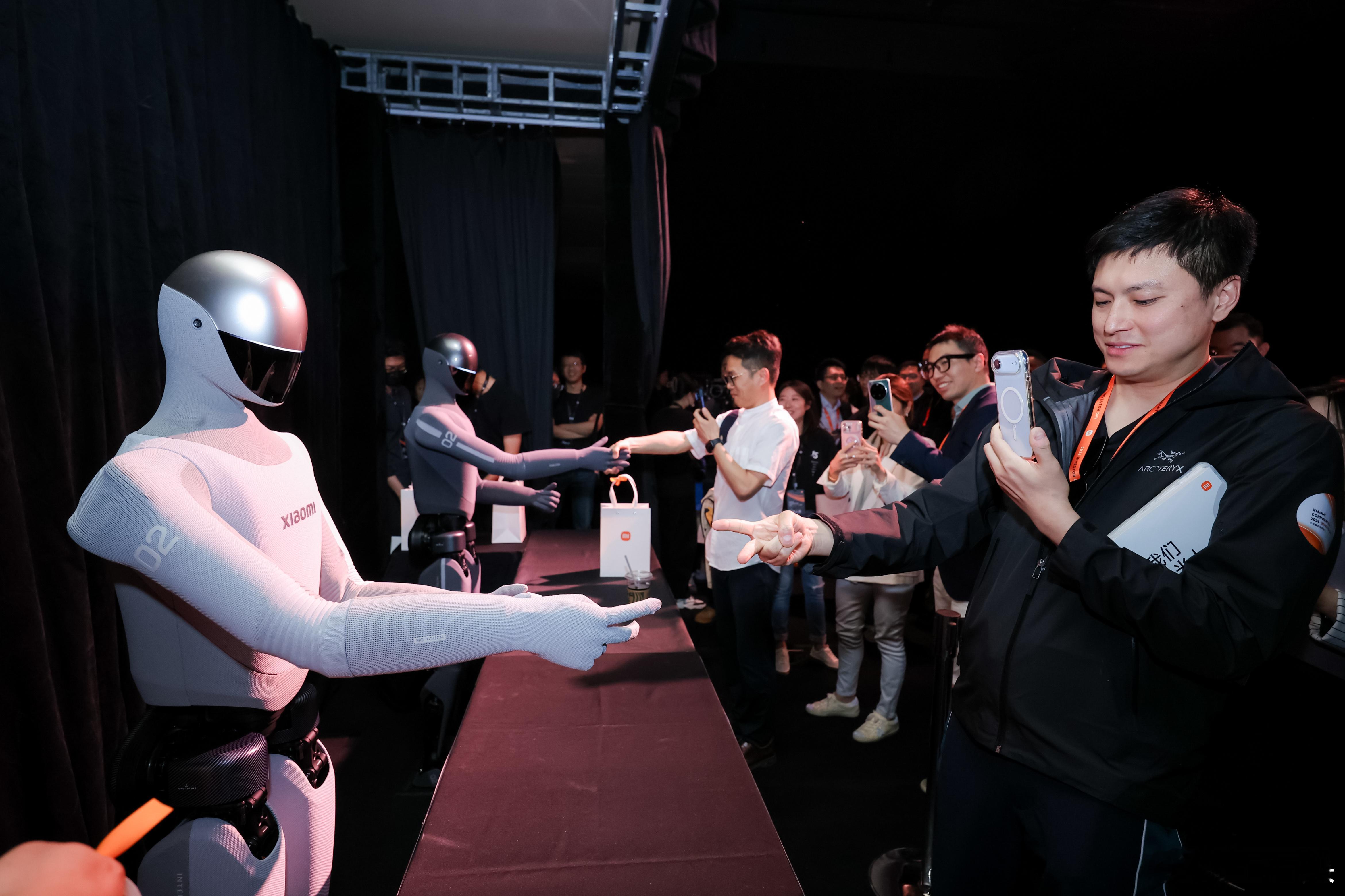 马斯克谈特斯拉为何尚未发布Optimus V3时说：今年年中它就会准备好，我们也