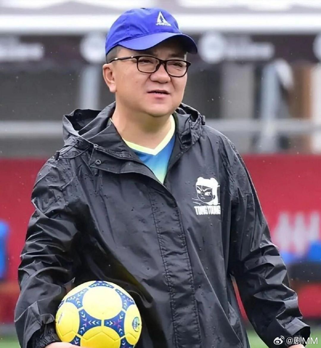 杨鸣对比两大球类战术逻辑董路很认同杨鸣的全攻全守战术董路说杨鸣聊的全攻全守他太认