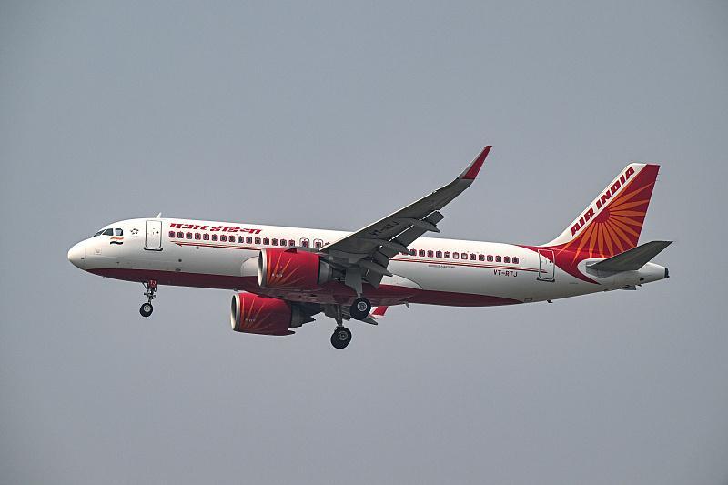离谱！印客机高空骤降90米致24人受伤，机长被曝违规涉毒，全程状态失控。最近印度