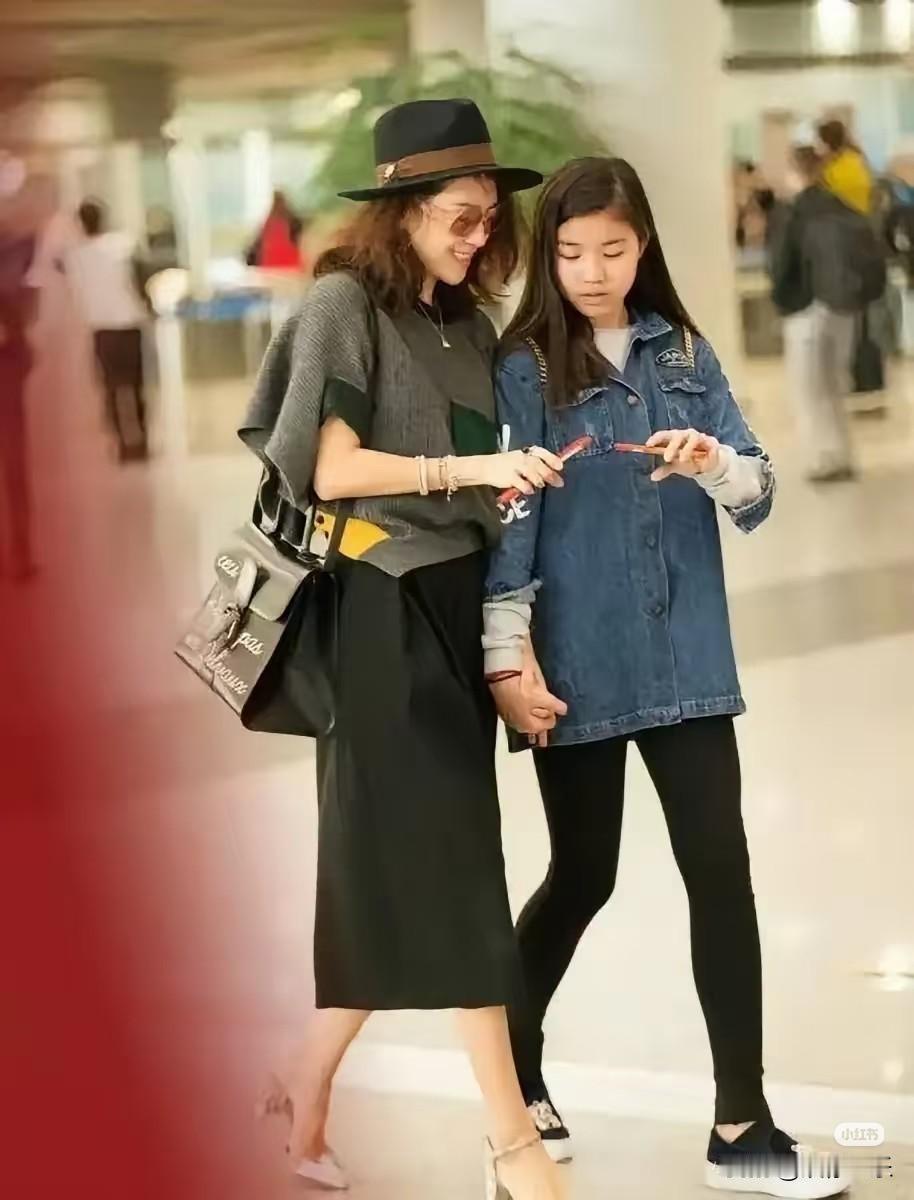 章子怡生的女儿和小苹果还真像，傻傻分不清楚！不得不承认汪峰的基因太强大了。章子怡