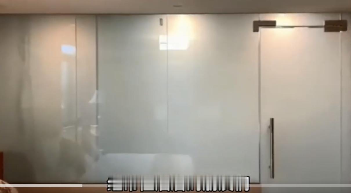 谁发明的酒店半透明玻璃浴室 设计师是不是默认住店的都是情侣？跟朋友一起住，半透玻