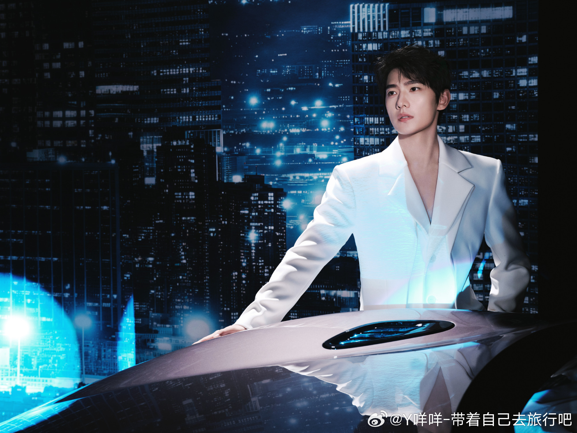 杨洋岚图追光s全球代言人杨洋 yy杨洋雨霖铃 夏天有着迟暮的霞光 正如晚来的你皆