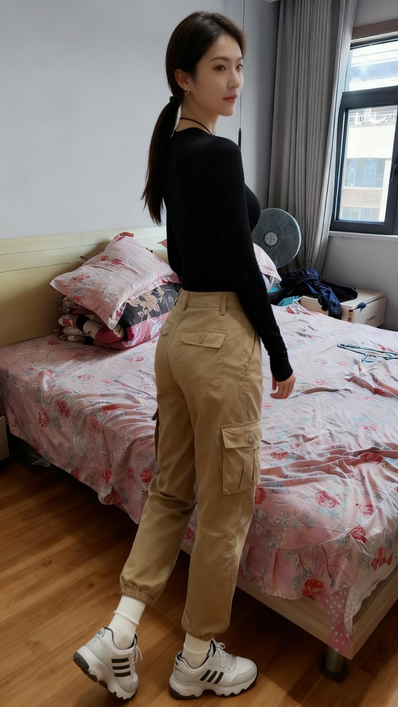 黑衣卡裤立床前，发绾乌云态更妍。
欲问春心何处寄，一汪秋水漾清涟。