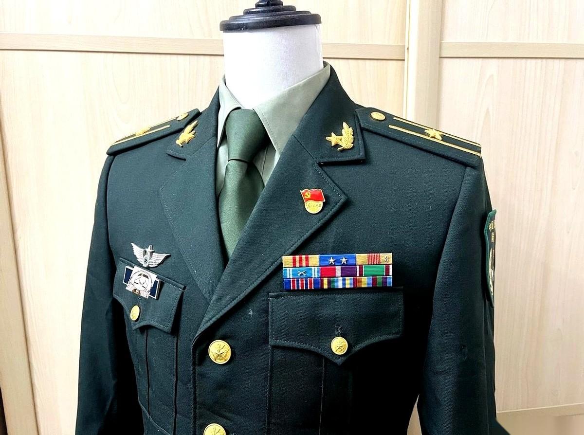 我那当兵的侄子，休假回家第一件事，就是把那身帅气的军装，整整齐齐叠好，然后塞到箱