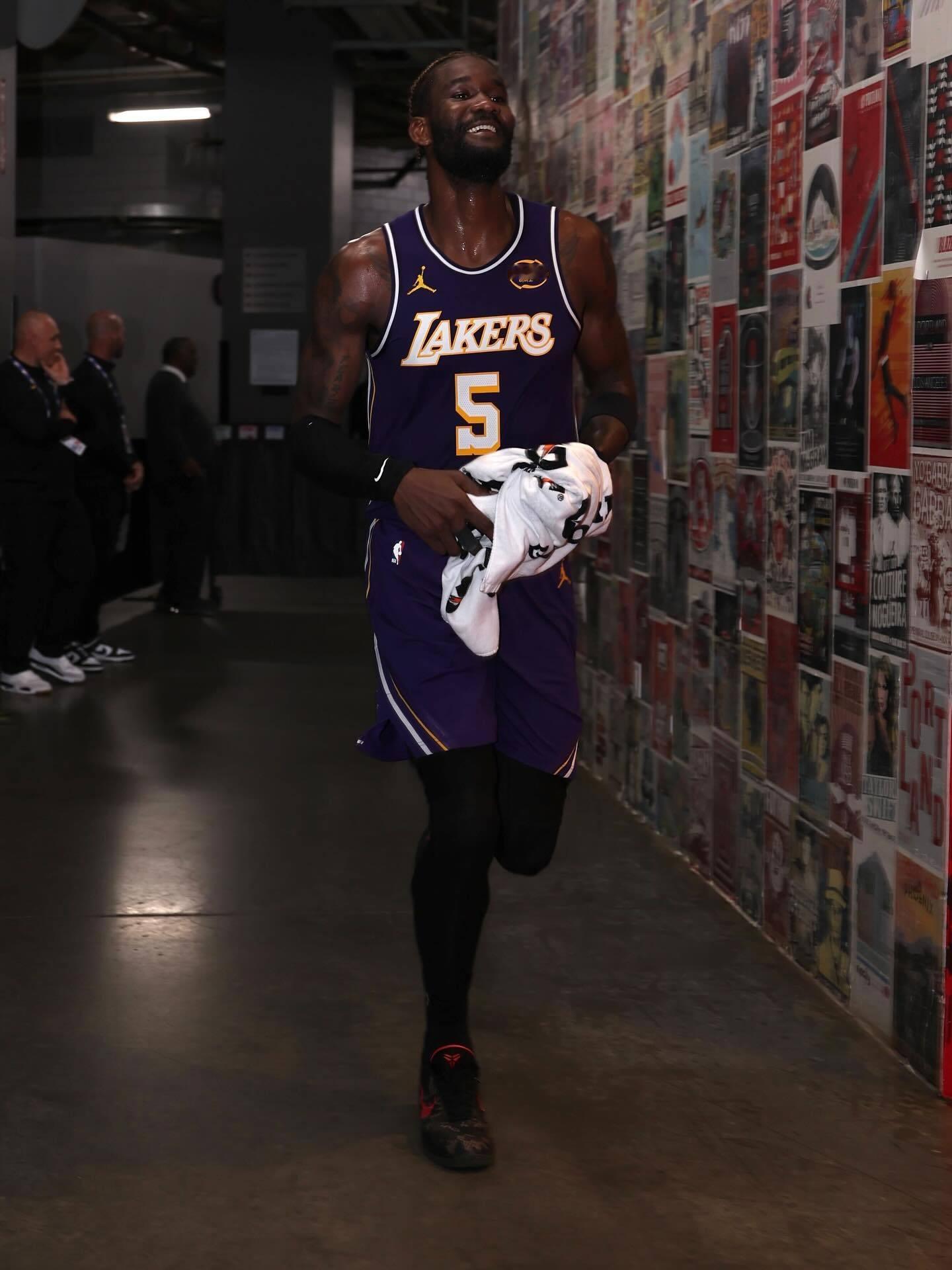 艾顿发布ins：Love Who Loves You 🖤 ​​​