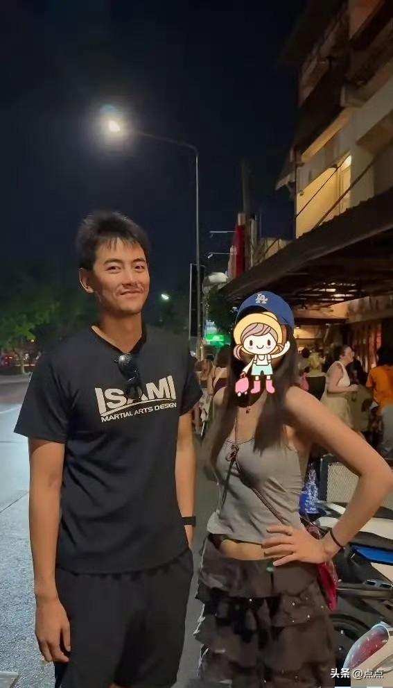 纪凌尘携韩国女友泰国清迈度假 相恋六年感情稳定引祝福
 
网友在清迈偶遇纪凌尘与