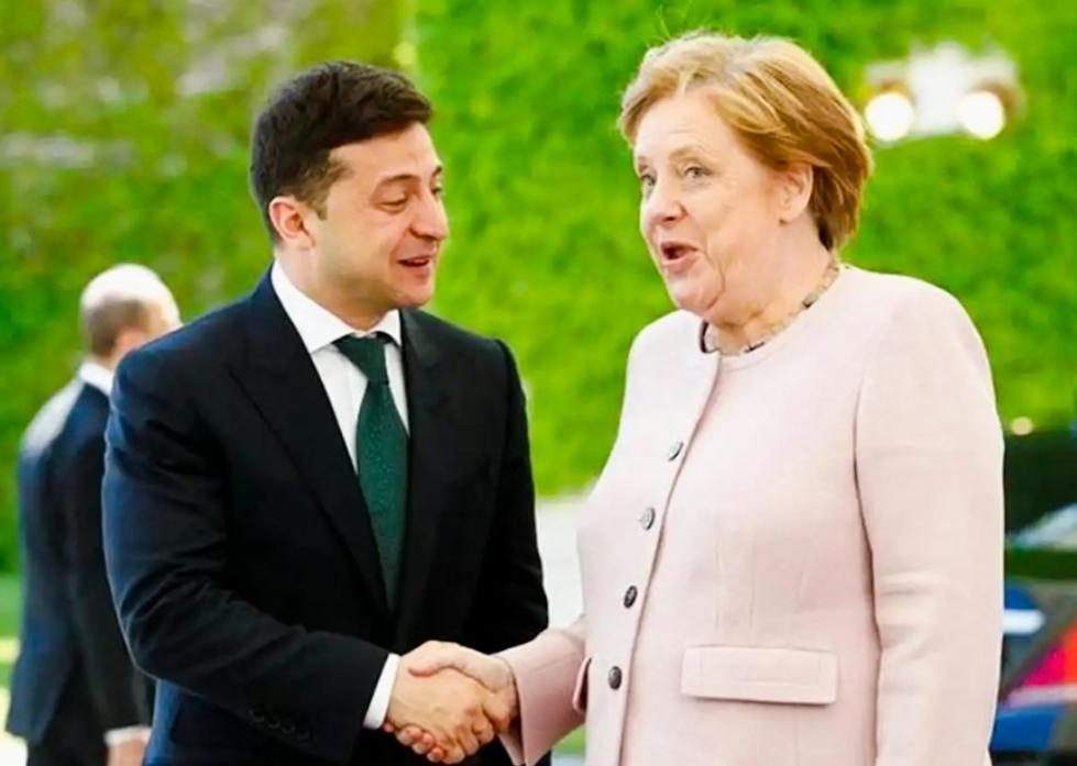 默克尔会见泽连斯基时，这表情是什么意思呢？
默克尔与泽连斯基握手时，面部表情十分