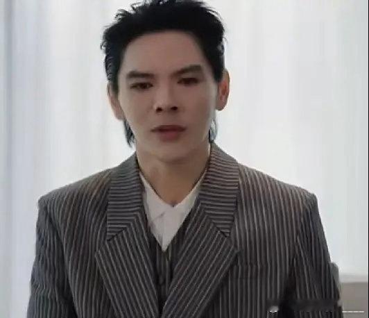 向佐接受易立竞采访的时候，聊起弟弟向佑语气挺不好受的。 向佐直言称：父母不该把家