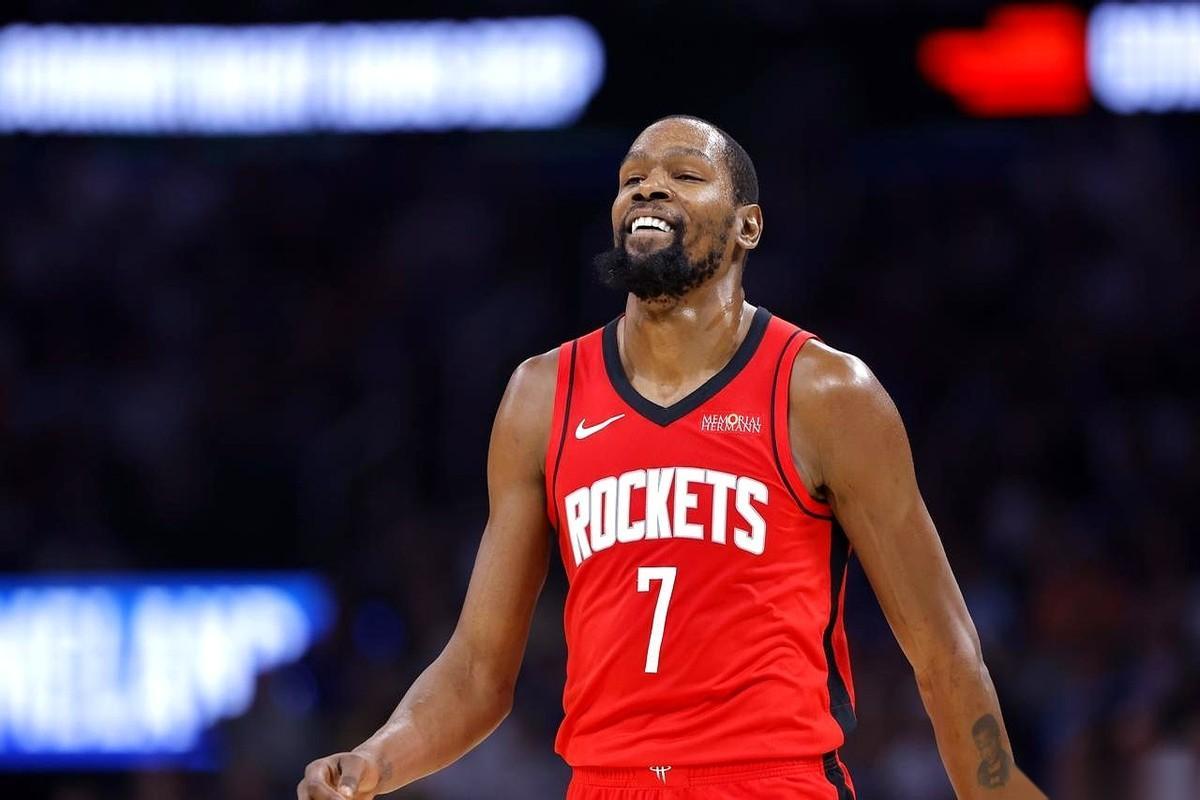 网上刷到一张NBA榜眼得分单，看完手里的水都凉了。
第一名，杜兰特，场均25.5