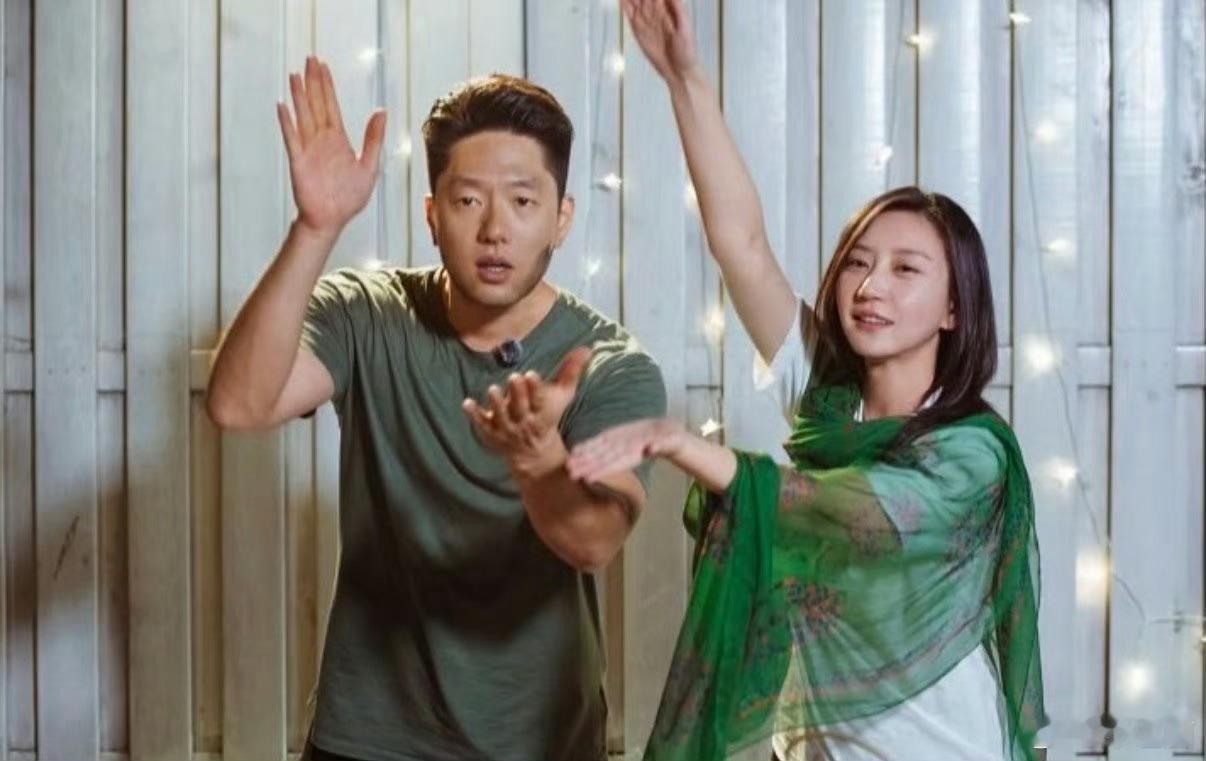 唐一菲 凌潇肃这对儿倒是稳稳地幸福哈 男主变数大 女主心里苦日子好坏 只是自己知