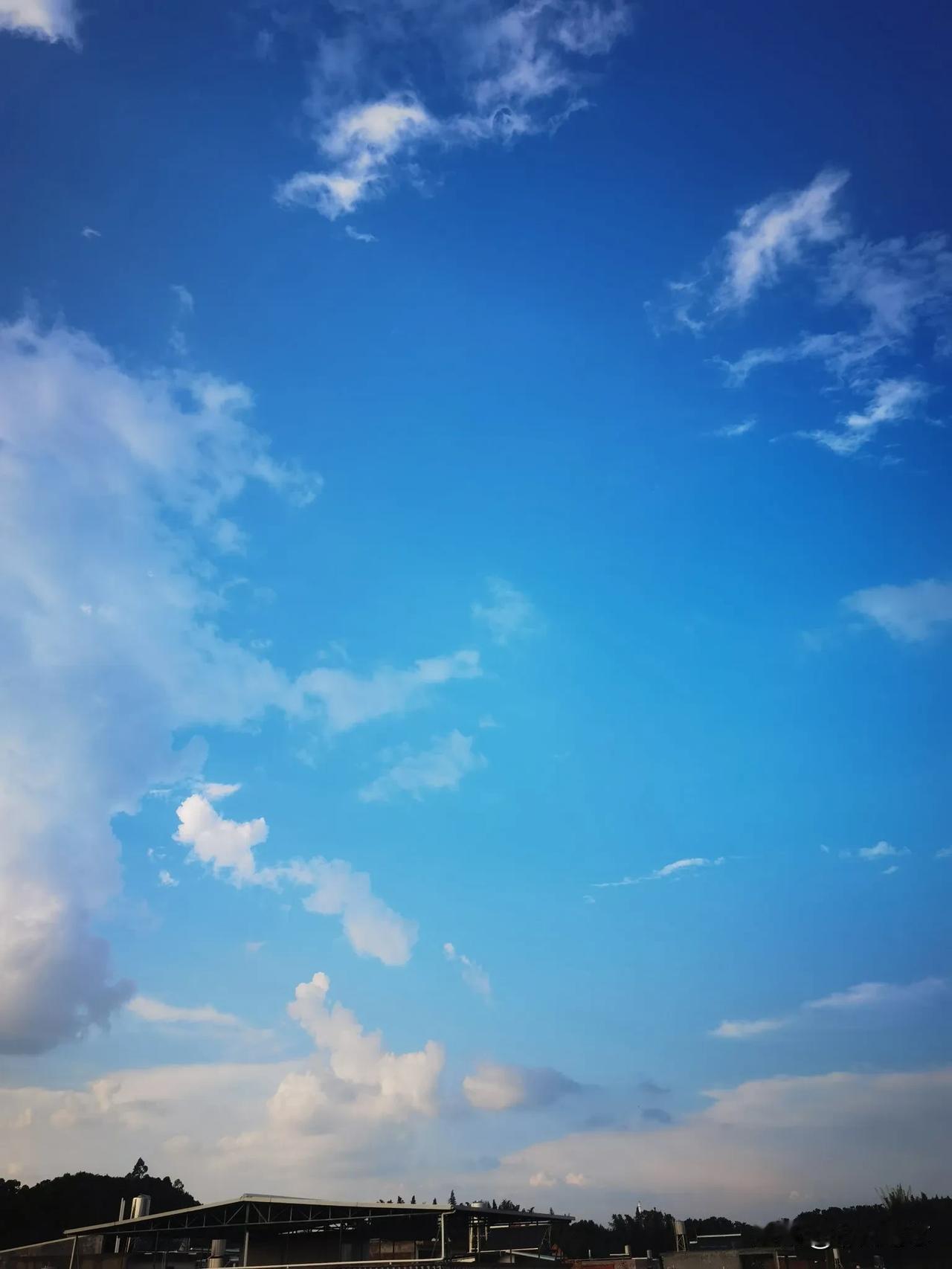 可以分享一张你拍的天空美照吗一边风轻云淡，一边云浪四起，这就是秋天！[比心]