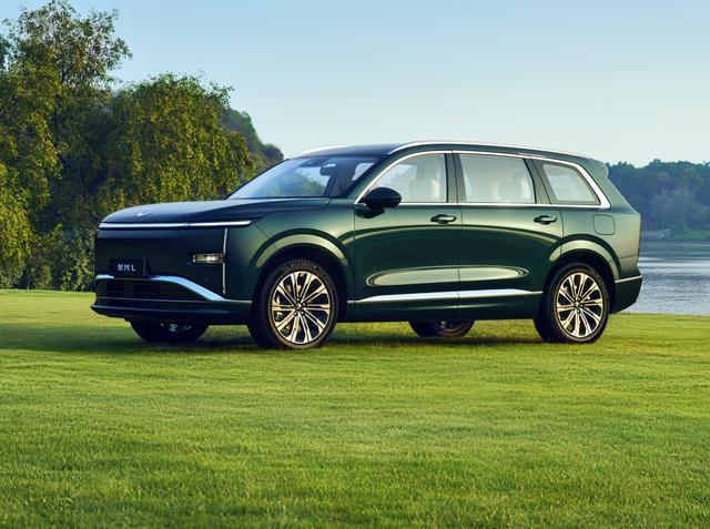 日前，五菱正式发布旗下全新SUV——星光L官图。该车定位为六座中大型SUV，可选