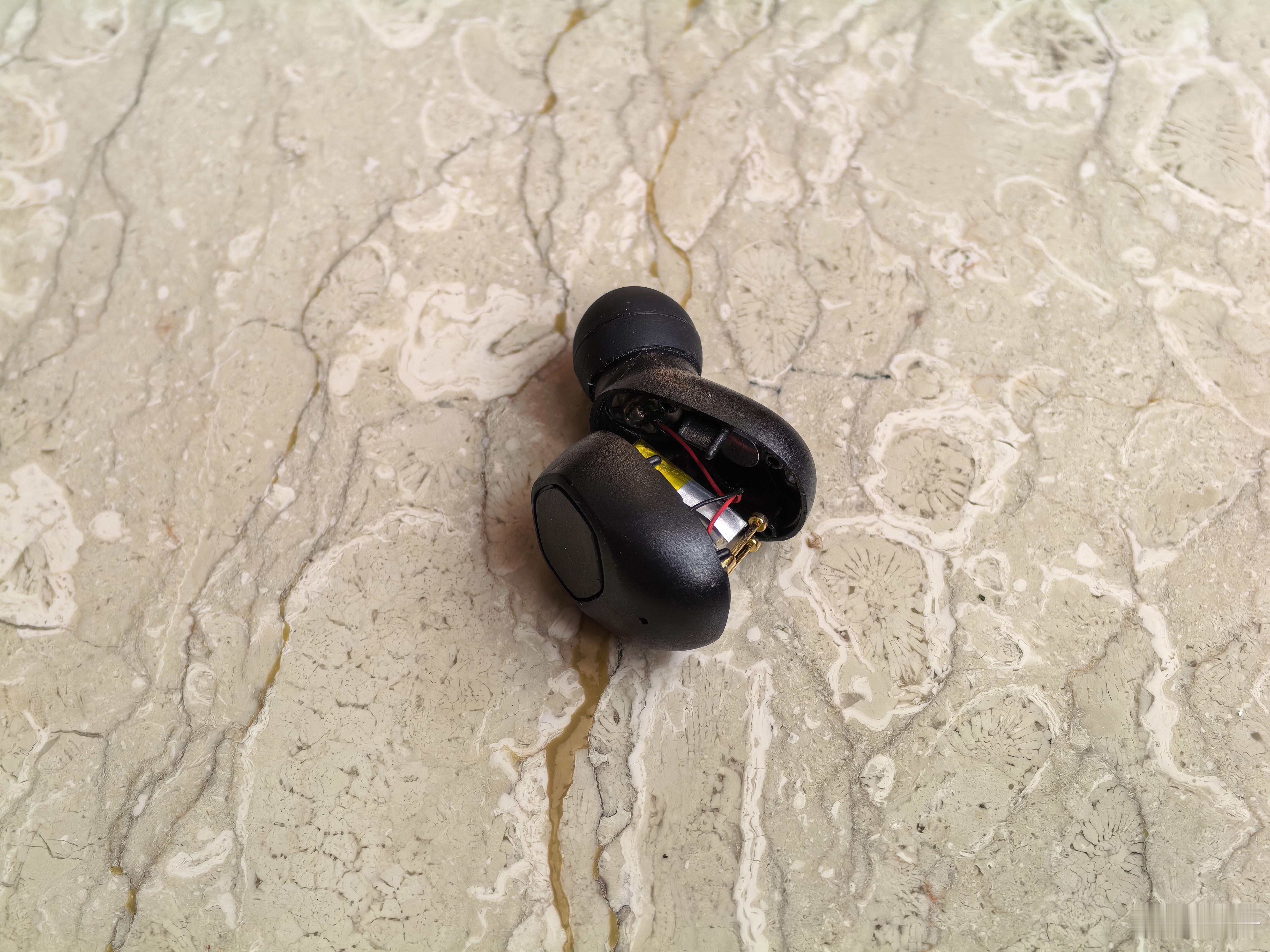 我靠，家里突然一声爆炸声，找了半天是家里人看短视频买的杂牌耳机爆了… 这要是挂耳