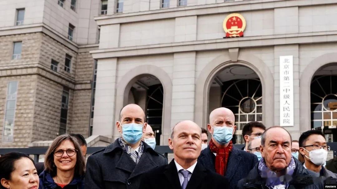 特鲁多的脸又被打了。2018年，加拿大充当美国马前卒，无理扣押华为孟晚舟，充当了