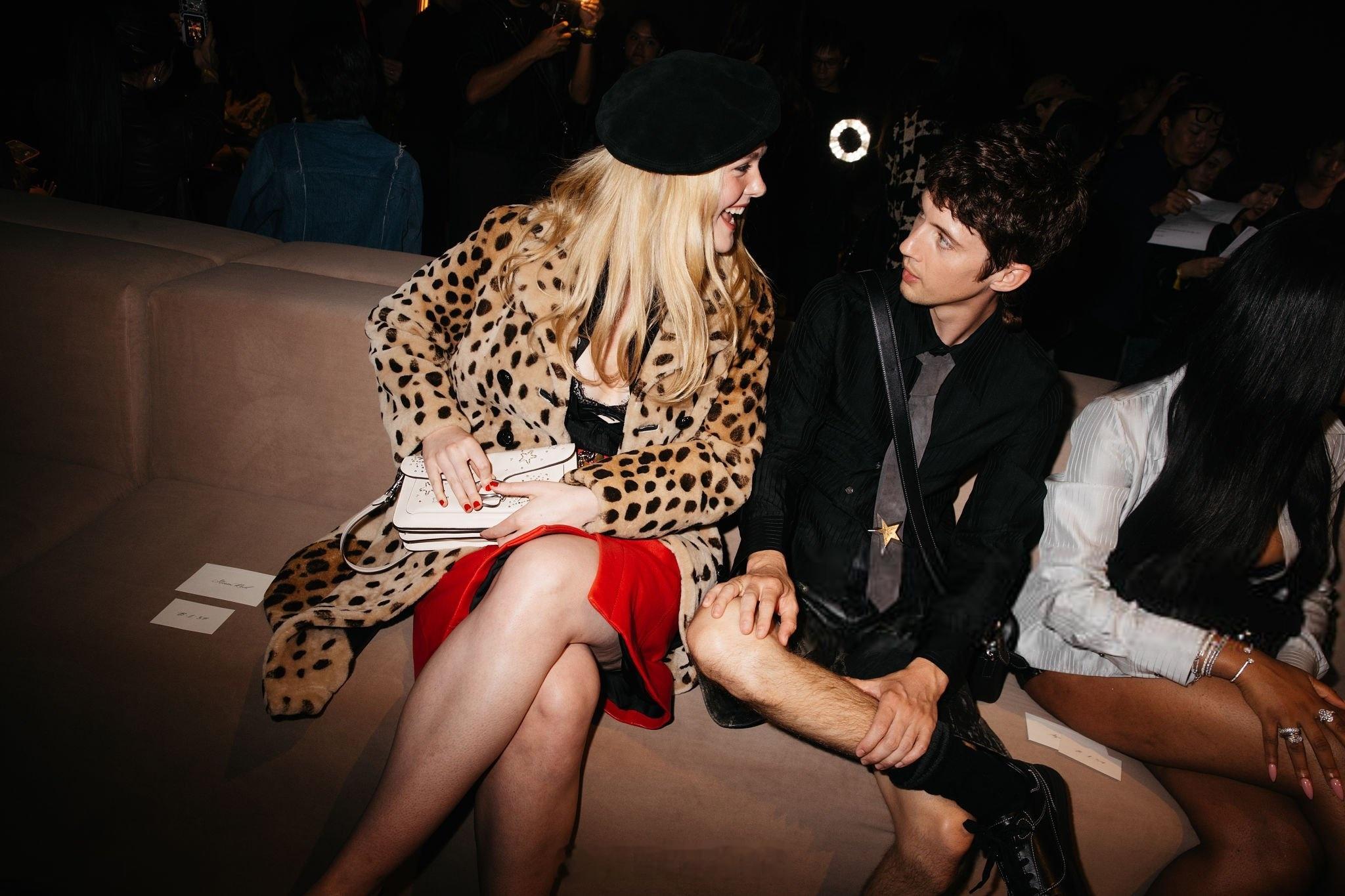 Elle Fanning 9.9 亮相Coach 2027春夏系列大秀。小仙女身