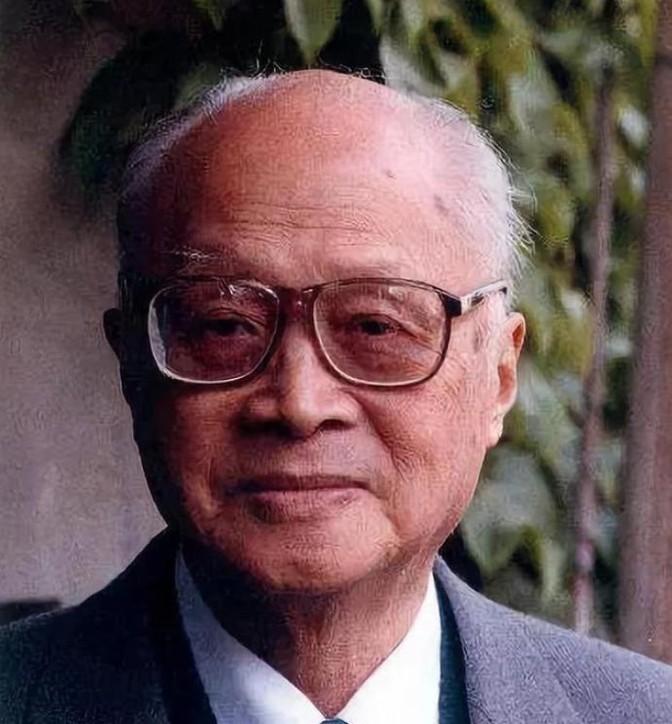 1960年，苏联撕毁协议，撤回所有派往中国的科学家，临行前，一位苏联专家悄悄告诉