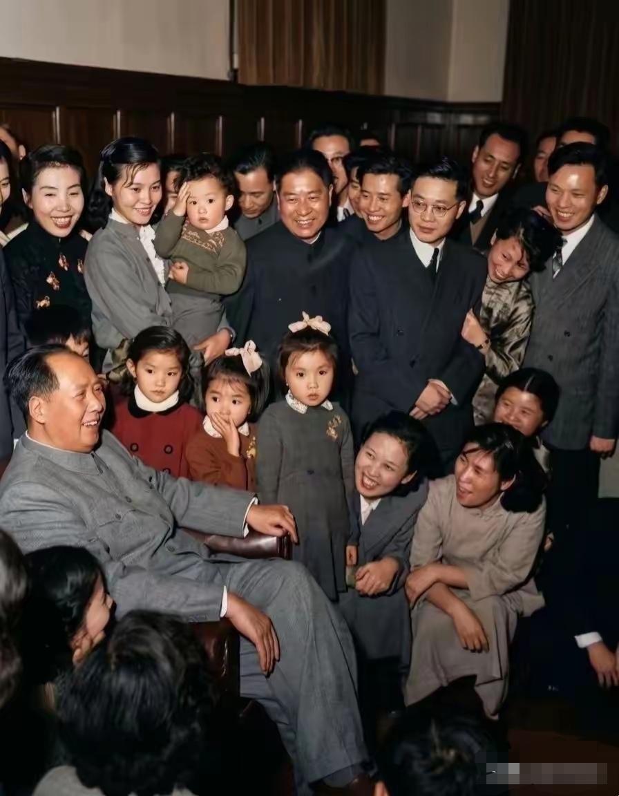 毛主席与人民群众亲切交谈