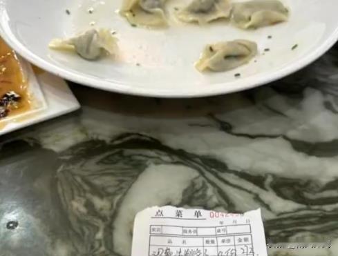 近日，甘肃酒泉发生了一起引发广泛关注的“天价”水饺事件。据游客反映，在当地一家餐