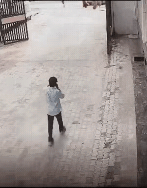 玩的就是这刺激？
这神仙跳咋样？估计把司机都吓一跳，有些事情就是这样巧合，你躲都