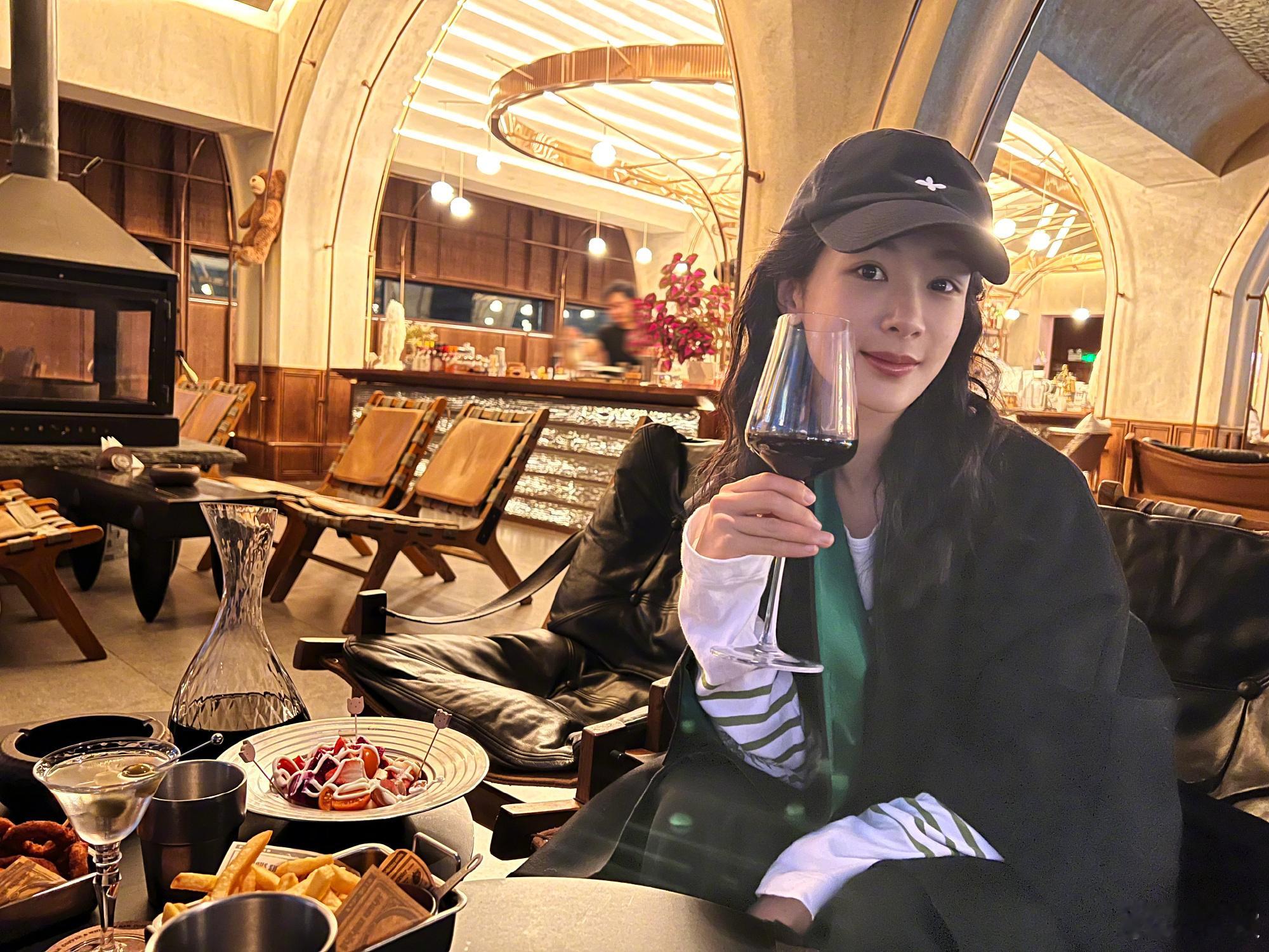 杨紫红酒美人 杨紫青海照，红酒配美人，姐姐给我来一口 ​​​