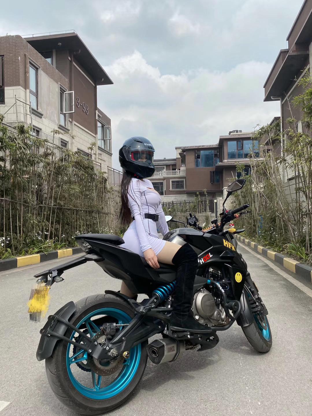 她是年轻的猎手，耐心十足目标明确。