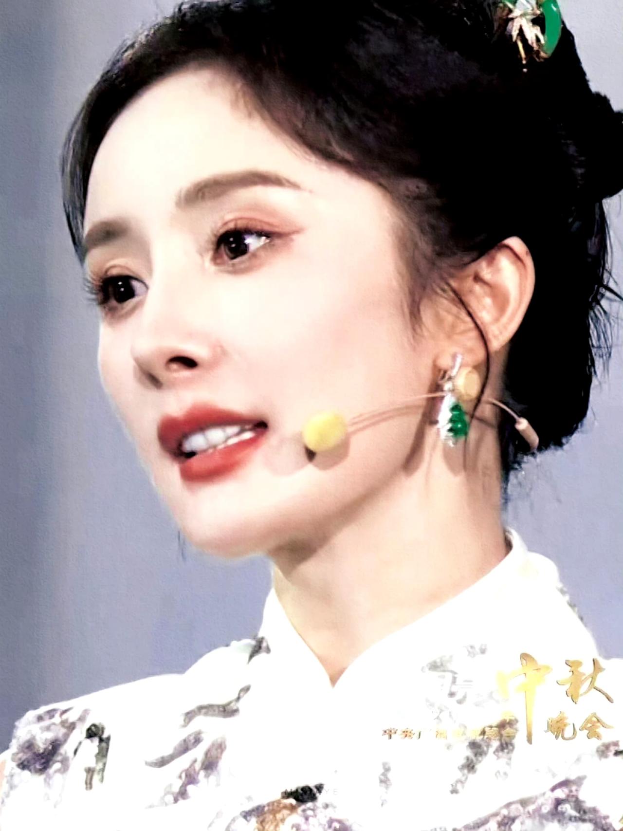 怼着脸拍，鼻孔对人。
有些尴尬，还好鼻孔干净。[捂脸]
#娜扎仙到家了# #刘诗