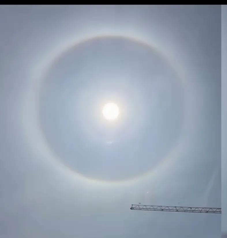 今天西安出现日晕，43℃，地表温度60℃！！！