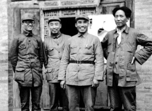 现在网上总有人把“韬光养晦”套在毛主席身上，说他早年靠隐忍避战、积蓄力量，才换来