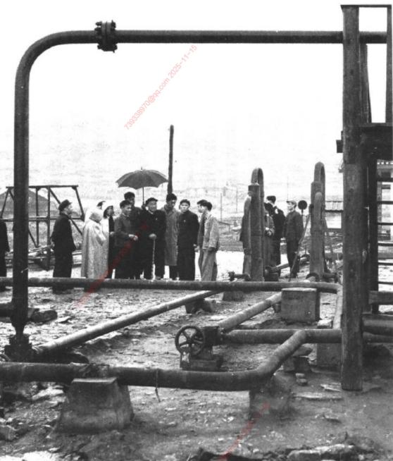 1961年4月16日，朱德在自贡市视察邓井关12号气井