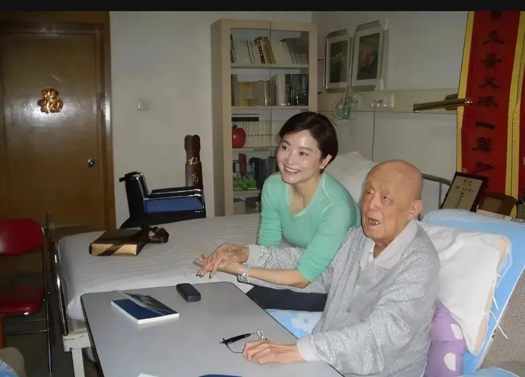 这是2007年，林青霞和季羡林，一张罕见的留影，这一年林青霞百忙之中，专程去北京
