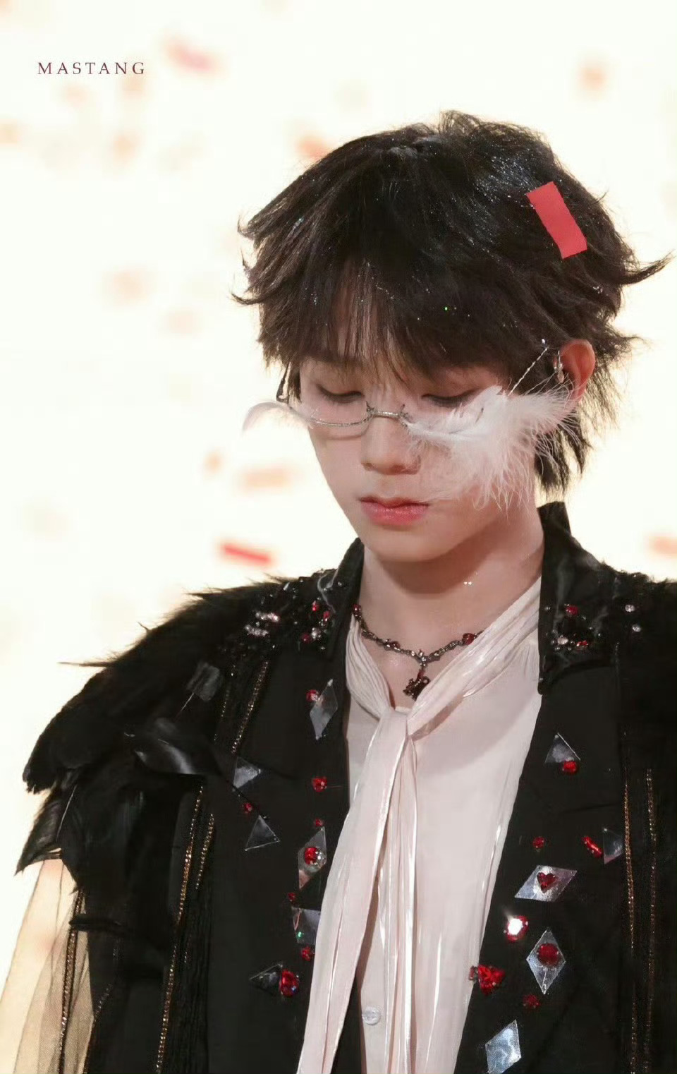 王橹杰羽毛眼链王橹杰同款羽毛眼链太绝了！羽毛轻盈，眼饰神秘，戴上它，瞬间增添几分