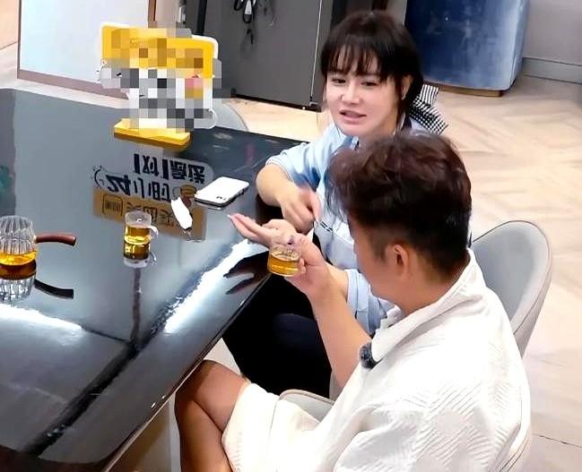“还是分开还好。你的朋友你负责，我的朋友我负责。”

冉莹颖脸上的笑意瞬间冻结。