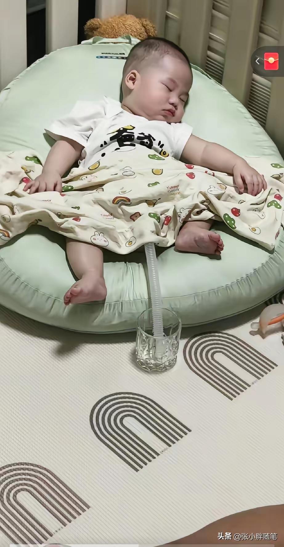 这爸爸是个人才啊！
家里没有尿不湿了，妈妈去楼下超市买尿不湿了，回来一看，爸爸的