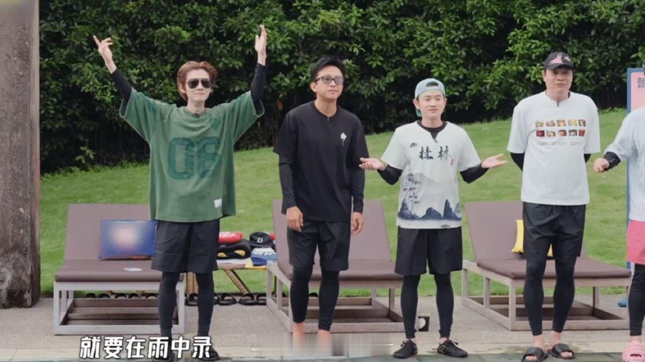 下雨给鹿晗整兴奋了哈哈哈哈哈 有人觉得鹿晗下雨时的兴奋很可爱，有人觉得略显幼稚，