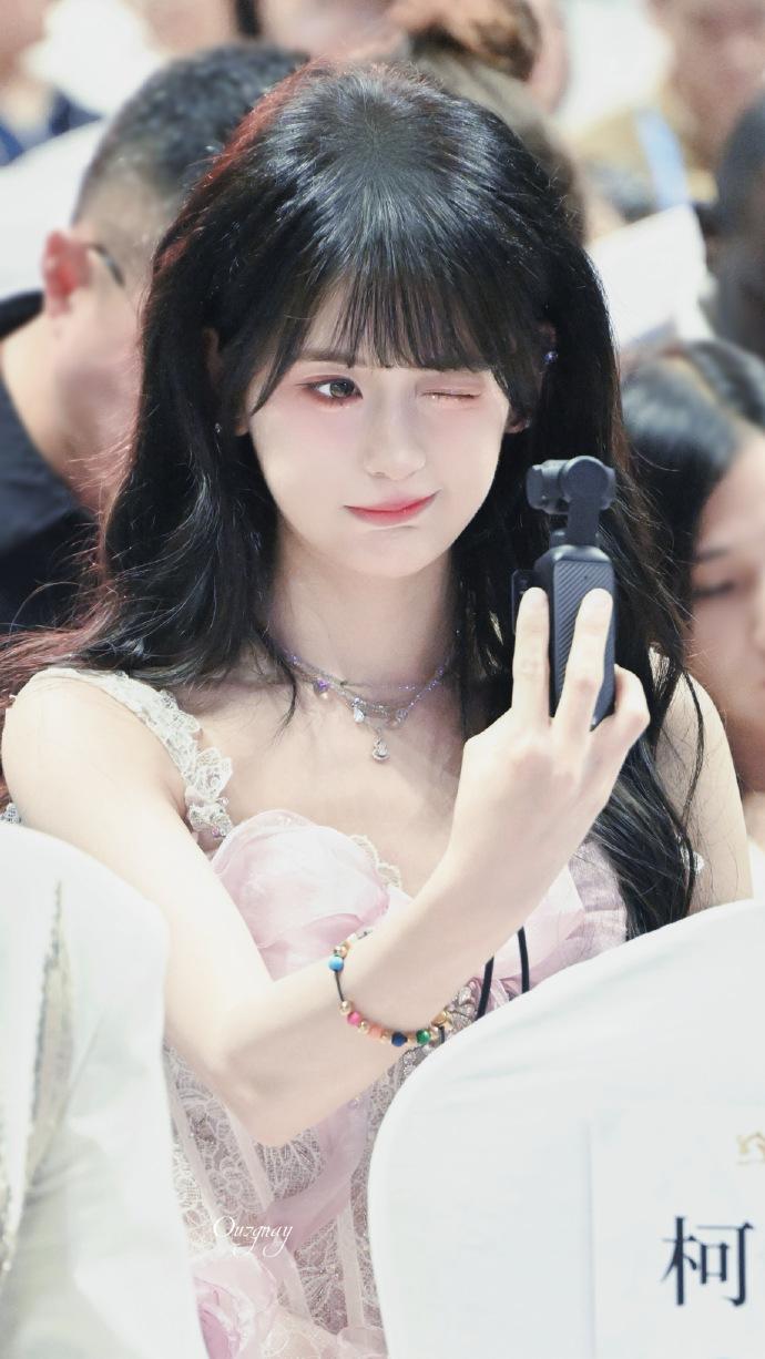 电话那头，沉默了三秒。
然后是妈妈的声音，一如既往的平静：“你爸说，屏的事他自己