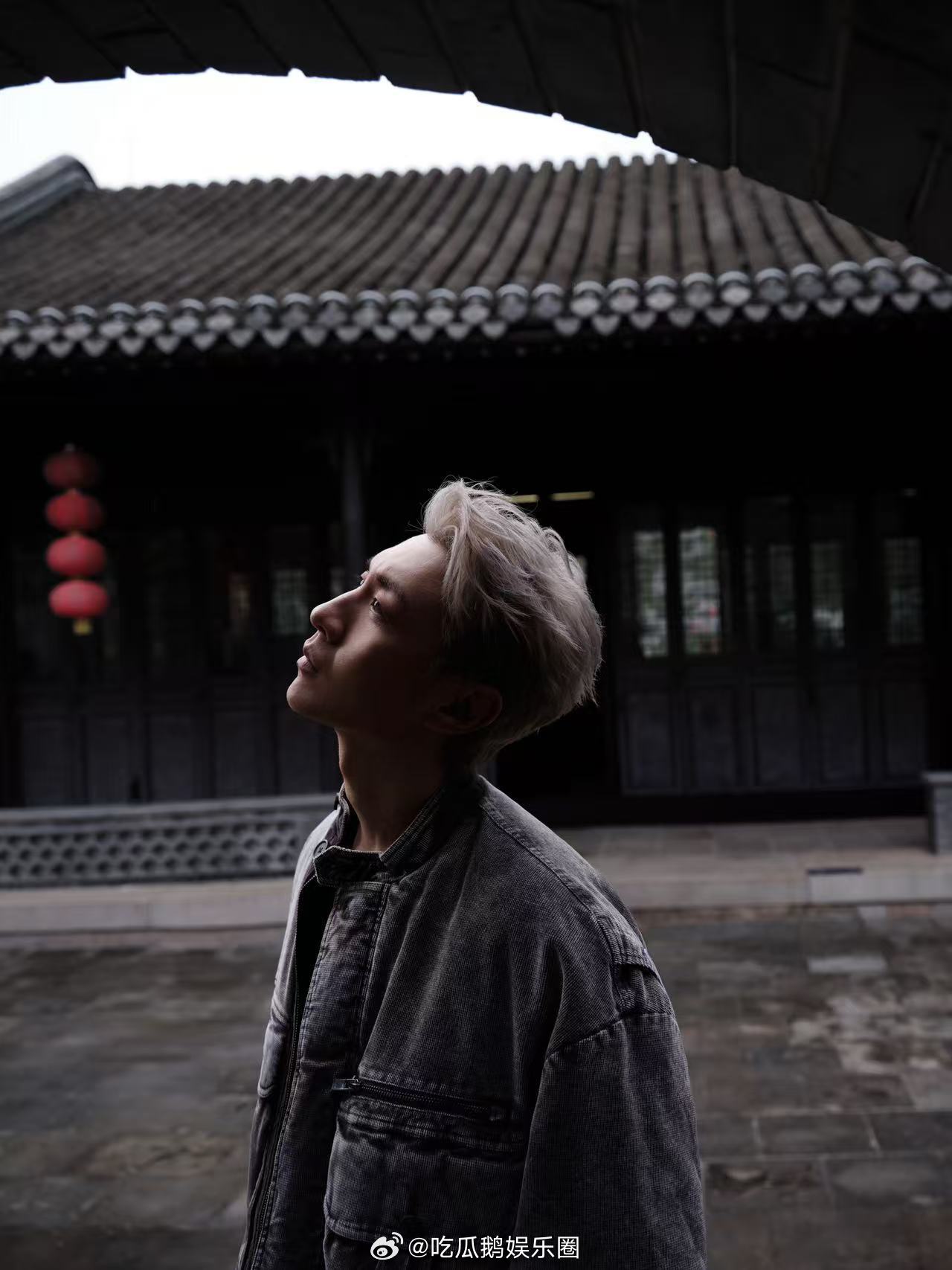 王青音乐节 被王青南京LMF音乐节的银发舞台杀疯了！186cm身高让他在舞台上超