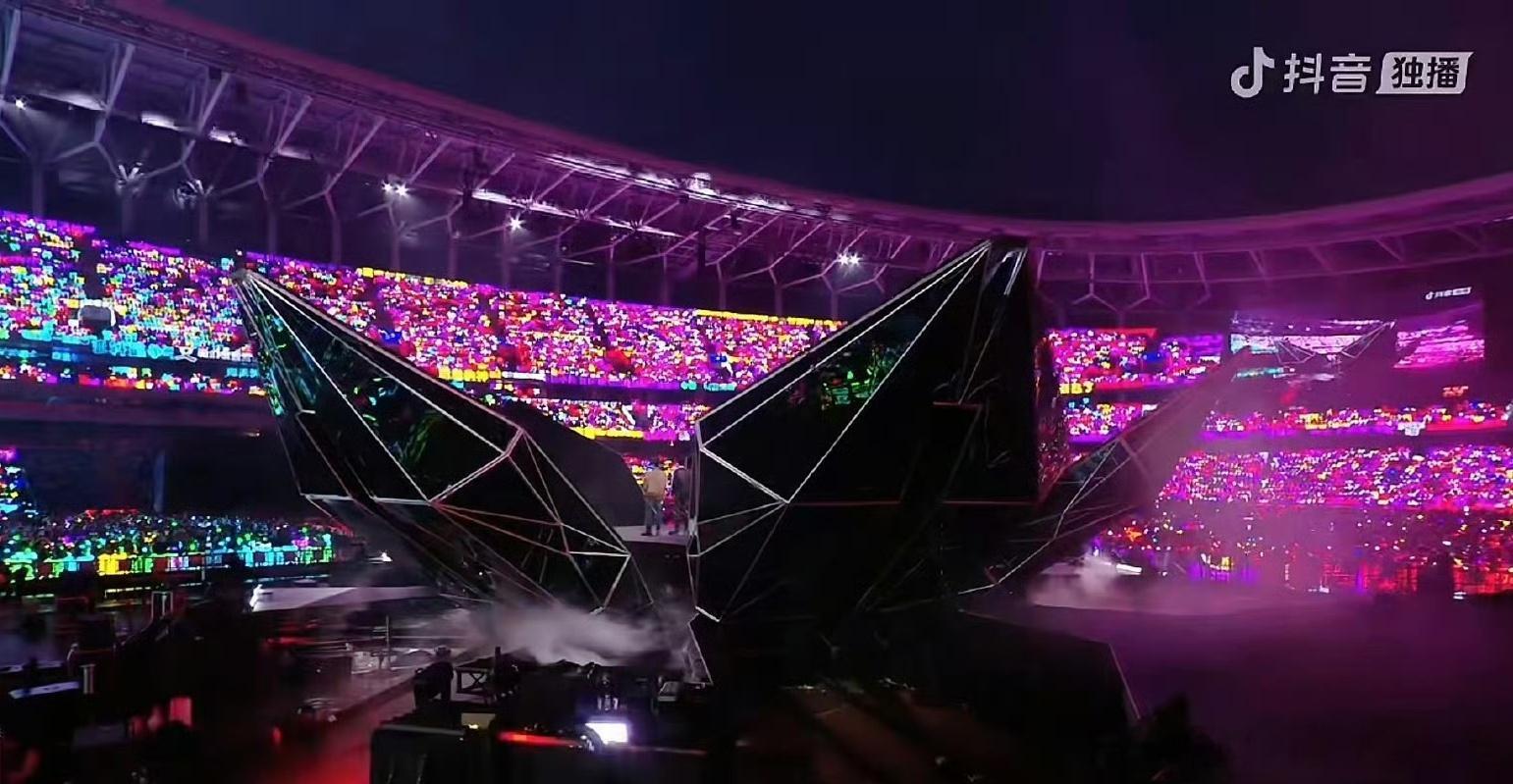 时代少年团演唱会5.4现场灯牌马嘉祺紫海 宋亚轩青海，哪家更亮眼？时代少年团演唱