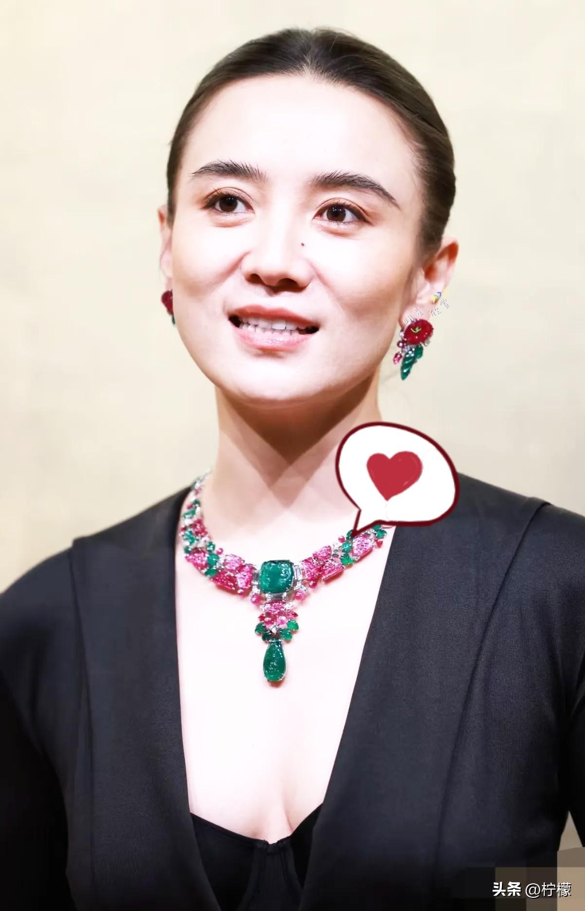 有个事，
一直不敢说，
就是觉得宋佳不太正常，明明选择妩媚大卷发，更加柔化棱角，